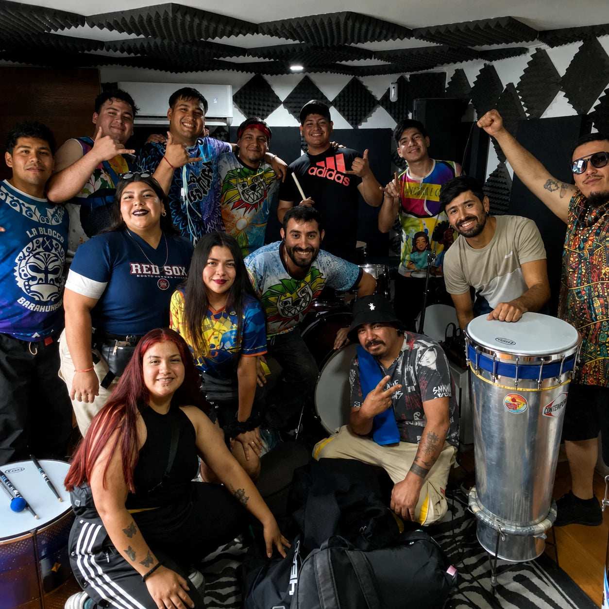 14 músicos reunidos en la Sala de Ensayo Matchmusic