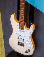 Aria® 714-MK2 Guitarra Eléctrica Fullerton Flamed Stratocaster® Style | Marble White