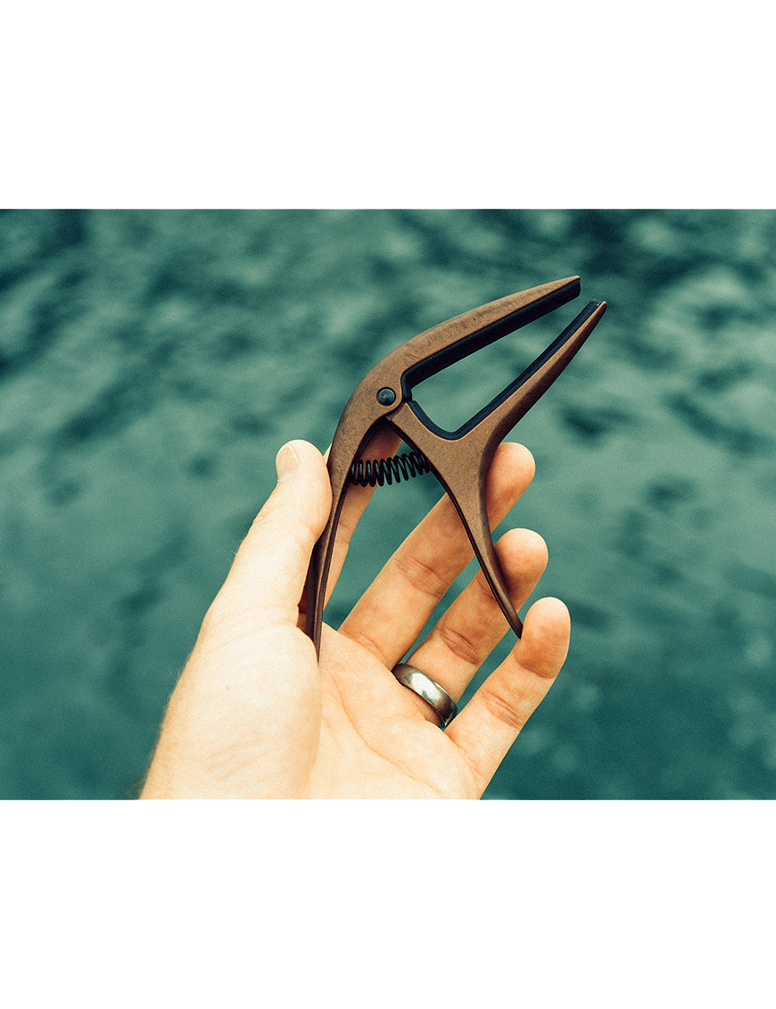 Ernie Ball® 9601 Cejillos Axis Capo Silver