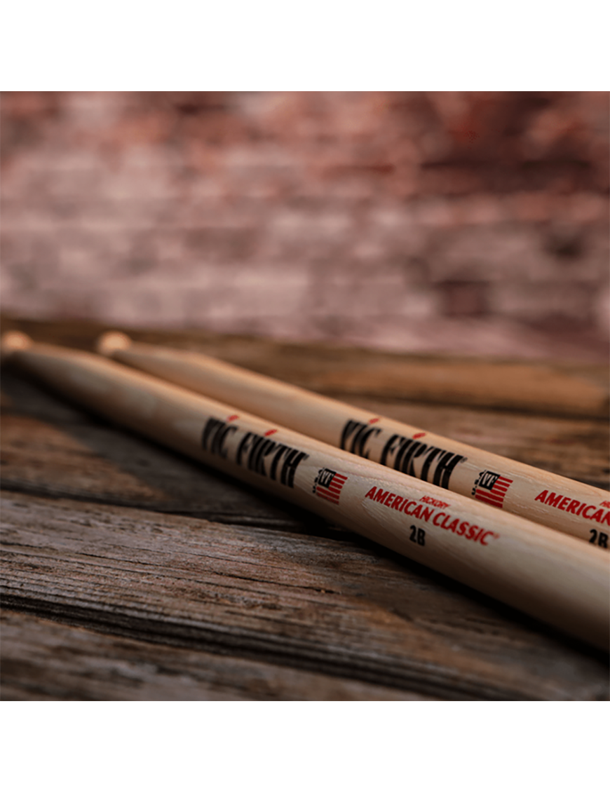 VIC FIRTH® 2B American Classic® Baquetas Punta Madera