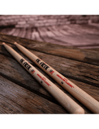 VIC FIRTH® 5A American Classic® Baquetas Punta Madera